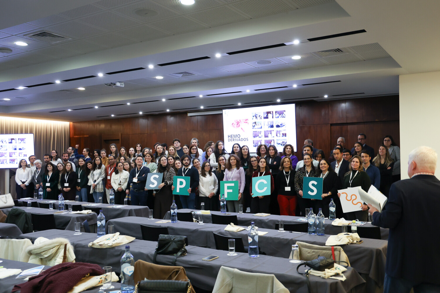 Farmacêuticos empenhados na formação intensiva sobre Hemoderivados